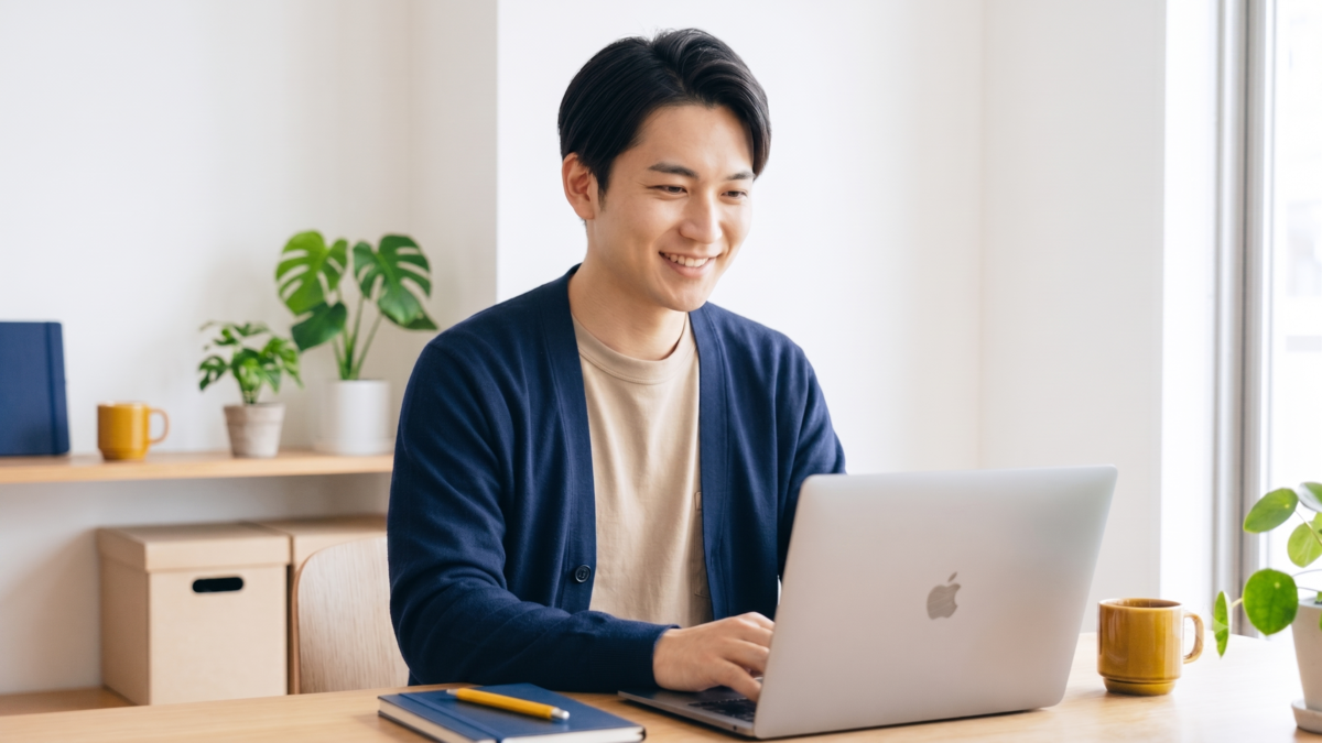 ノートPCで作業する男性